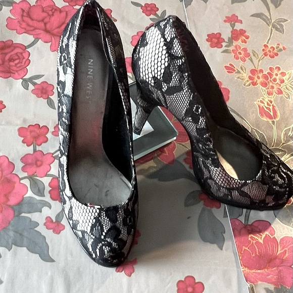 Nine West black lace heels - Picture 4 of 10